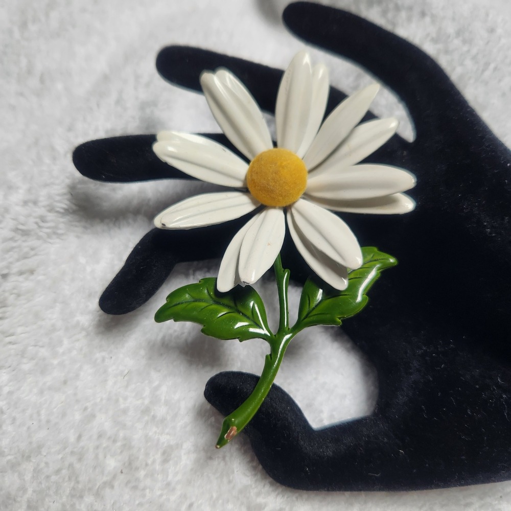 White Enamel Daisy Flower Brooch Pin Green Stem Yellow Center mod pop art‎